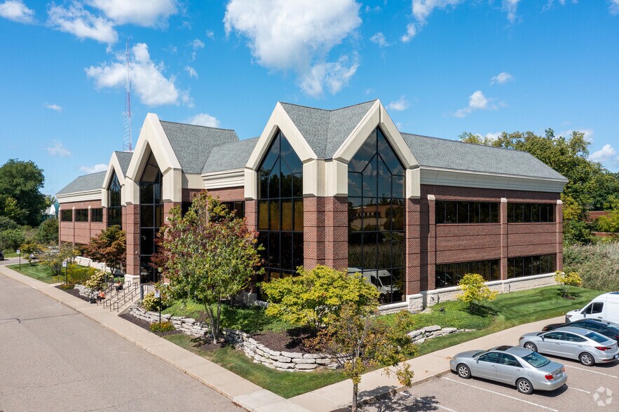41850 W 11 Mile Rd, Novi, MI à louer - Photo du bâtiment - Image 3 de 9