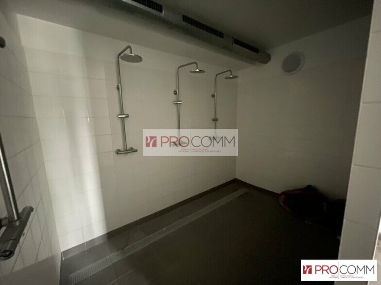 Flex in Chartres for lease - Interior Photo - Image 3 of 5