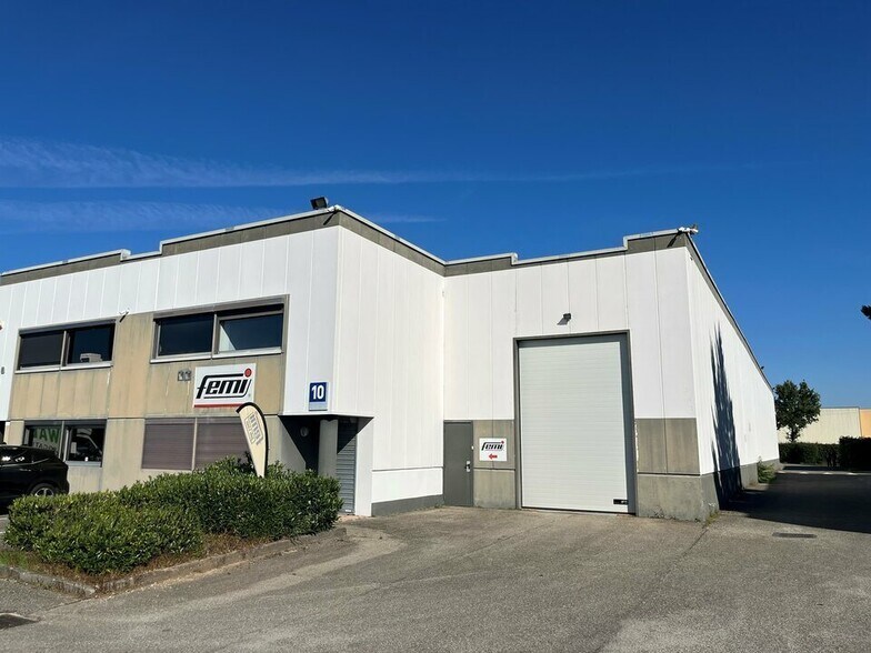 58 Avenue Des Bruyères, Décines-Charpieu à louer - Photo du bâtiment - Image 1 de 11