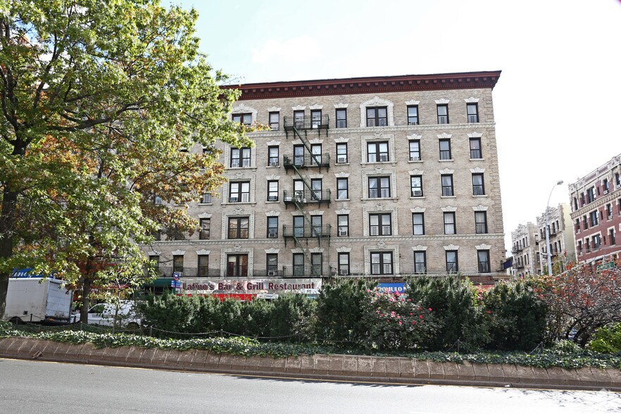 581 W 161st St, New York, NY à louer - Photo du bâtiment - Image 2 de 3