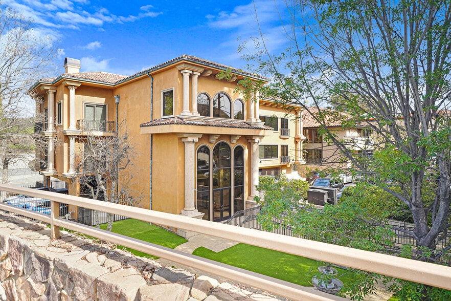 28047 Dorothy Dr, Agoura Hills, CA à vendre - Photo du bâtiment - Image 2 de 11