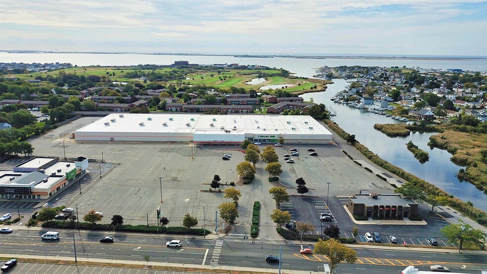 1000 W Montauk Hwy, West Babylon, NY à louer - Photo du bâtiment - Image 1 de 3