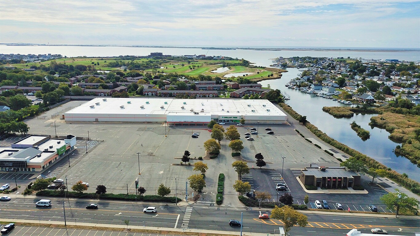 1000 W Montauk Hwy, West Babylon, NY à louer Photo du bâtiment- Image 1 de 5