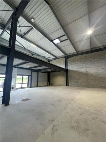 Flex in Bernolsheim for lease - Interior Photo - Image 3 of 6