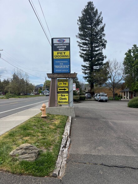 2728 W Main St, Medford, OR à louer - Photo du bâtiment - Image 3 de 11