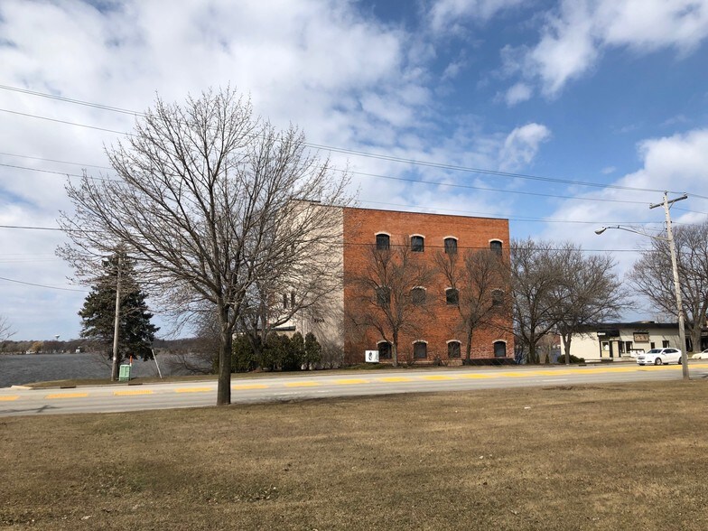 2200 Riverside Dr, Green Bay, WI à louer - Photo du bâtiment - Image 3 de 11