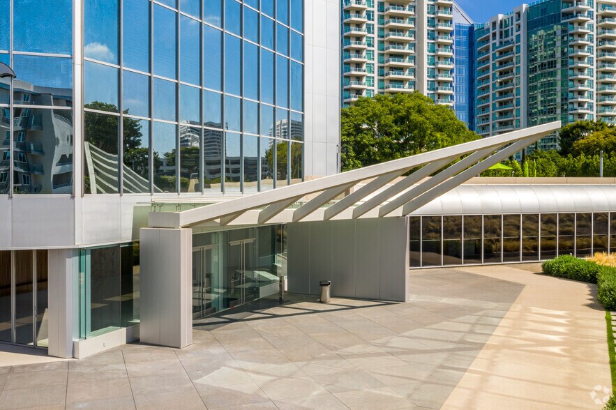 3333 Michelson Dr, Irvine, CA à louer - Photo du bâtiment - Image 3 de 11