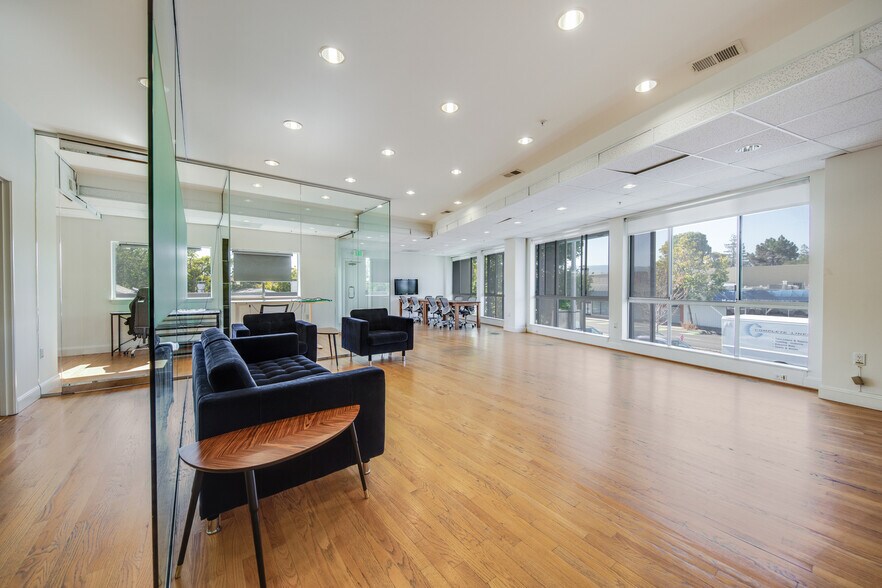 2051 El Camino Real, Palo Alto, CA à vendre - Photo du bâtiment - Image 2 de 7