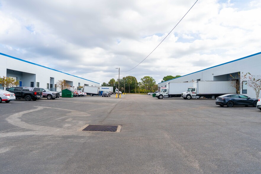 5501-5519 Pioneer Park Blvd, Tampa, FL à louer - Photo du bâtiment - Image 3 de 27