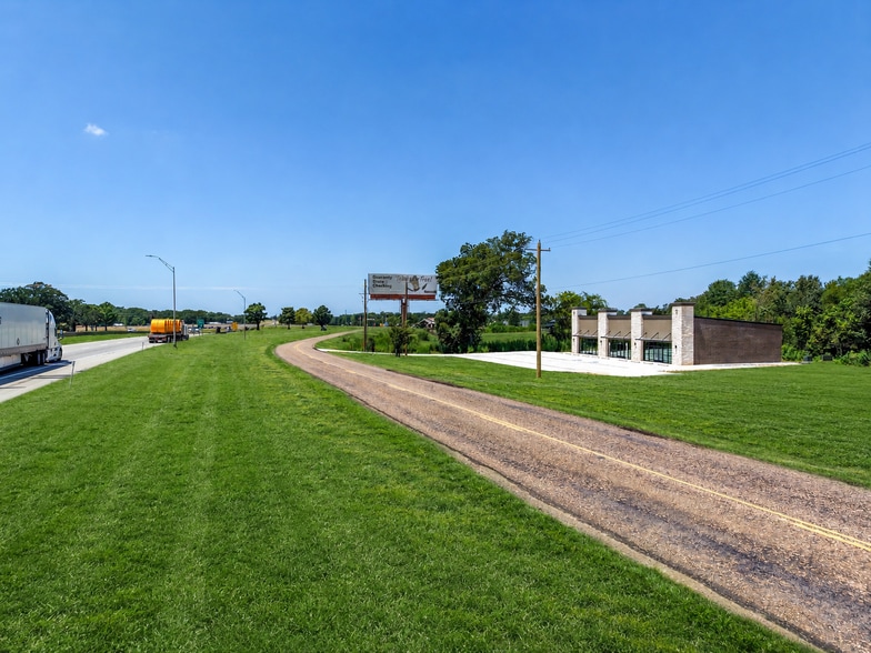 410 Interstate 30 Frontage Rd., Mount Vernon, TX for lease - Building Photo - Image 3 of 28