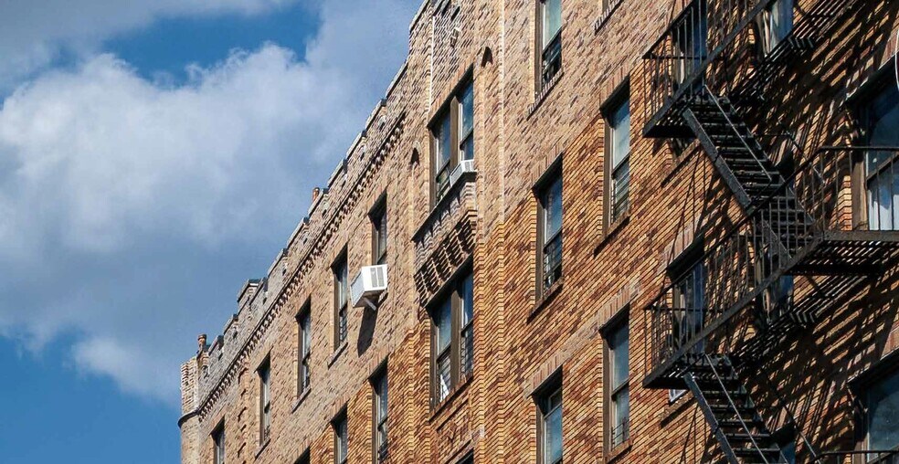 1064 Manor Ave, Bronx, NY à vendre - Photo du bâtiment - Image 2 de 4