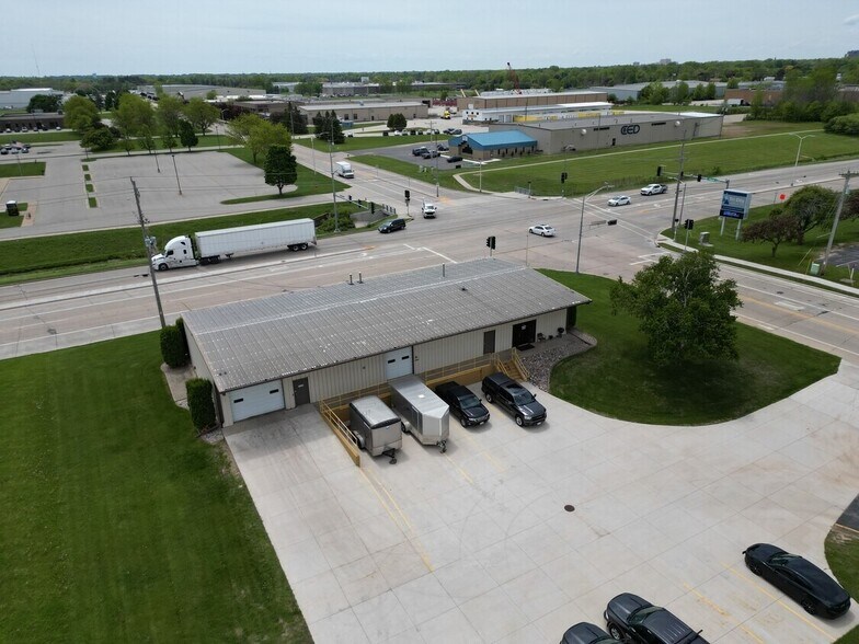 2810 & 2820 N. Roemer Road portefeuille de 2 propriétés à vendre sur LoopNet.ca - Photo du bâtiment - Image 3 de 10