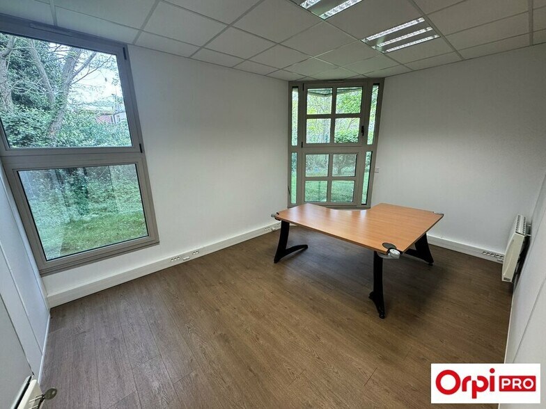 Office in Lisses for lease - Interior Photo - Image 3 of 6