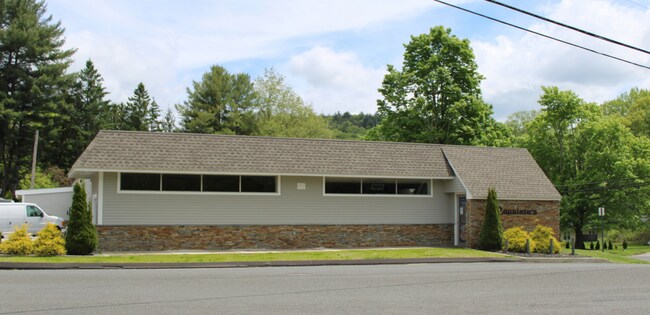 Plus de détails pour 2 E Lake St, Winsted, CT - Commerce de détail à vendre