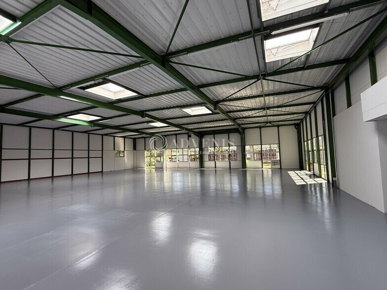Flex in Saint-Thibault-des-Vignes for lease - Interior Photo - Image 3 of 8