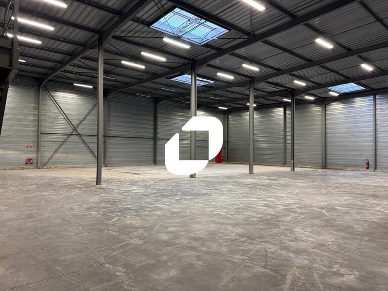 Flex in Chelles for lease - Building Photo - Image 3 of 9