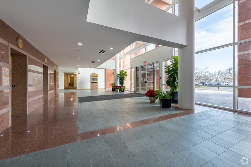 161 Worcester Rd, Framingham, MA for lease - Lobby - Image 2 of 7