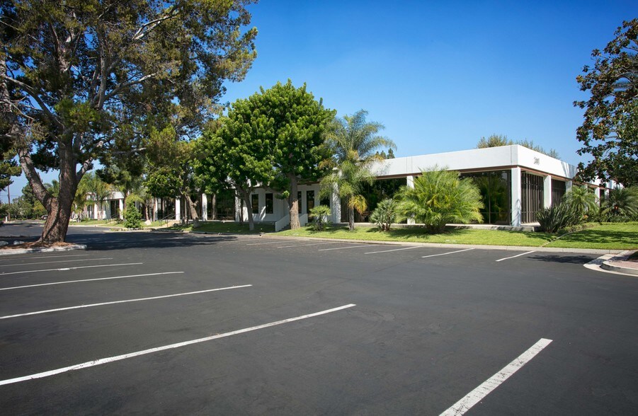 2461-2463 W La Palma Ave, Anaheim, CA à louer - Photo du bâtiment - Image 3 de 4