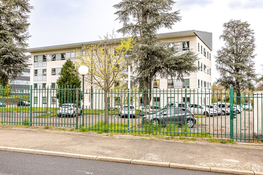 Office in Limonest for sale - Building Photo - Image 2 of 2