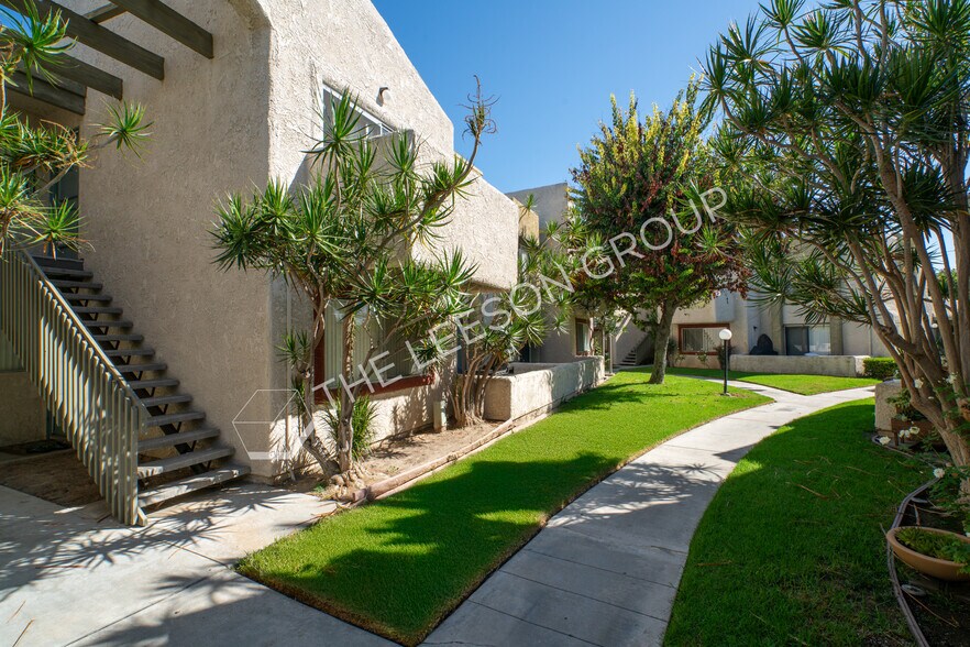 401 S Beach Blvd, Anaheim, CA à vendre - Photo du bâtiment - Image 2 de 18