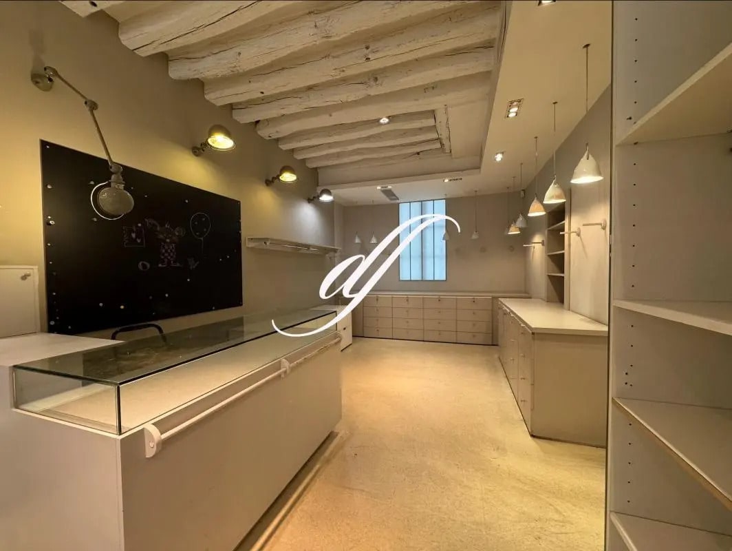 Retail in Paris for lease Interior Photo- Image 1 of 4