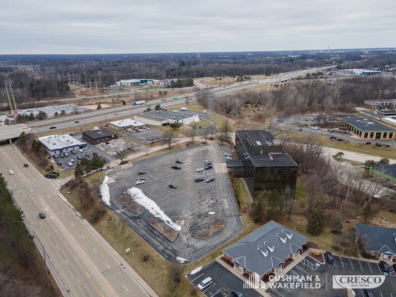 16600 Sprague Rd, Middleburg Heights, OH à louer - Photo du bâtiment - Image 3 de 12