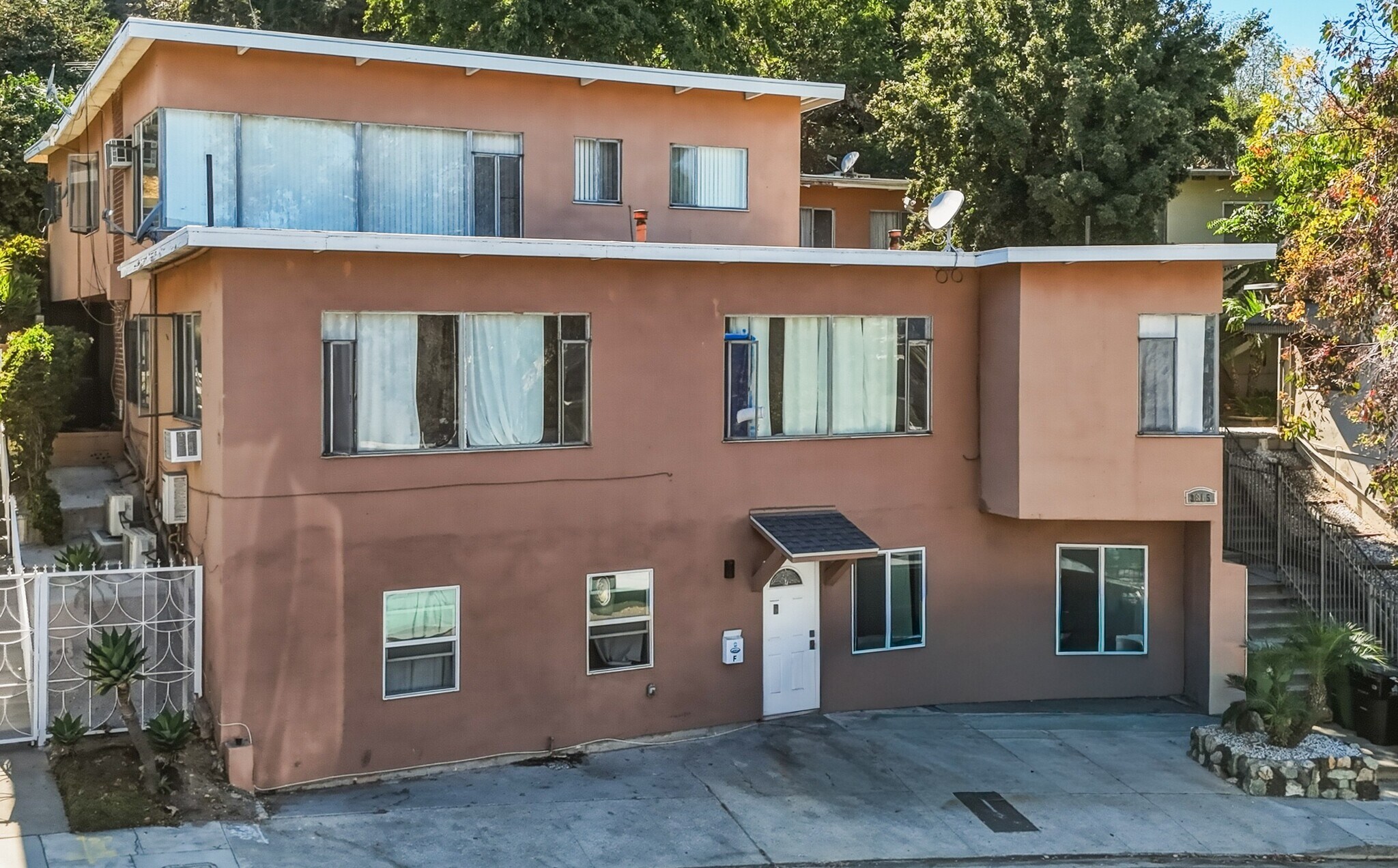 3815 Don Tomaso Dr, Los Angeles, CA à vendre Photo du bâtiment- Image 1 de 14