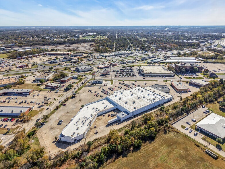 North Loy Lake Retail Portfolio portefeuille de 3 propriétés à vendre sur LoopNet.ca - Photo du bâtiment - Image 2 de 32