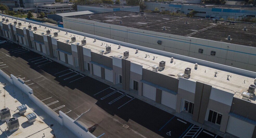 1690 NW 108th Ave, Miami, FL à louer - Photo du bâtiment - Image 2 de 7