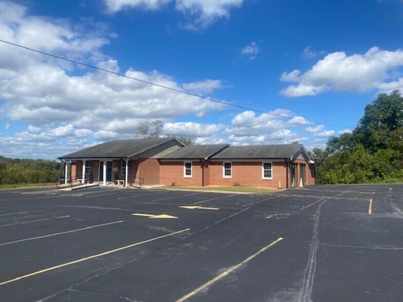 109 Fontaine Dr, Ridgeway, VA à vendre - Photo du bâtiment - Image 2 de 43