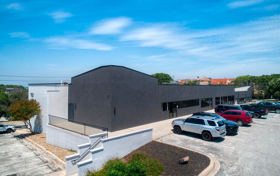 8637 Fredericksburg Rd, San Antonio, TX à louer - Photo du bâtiment - Image 1 de 15