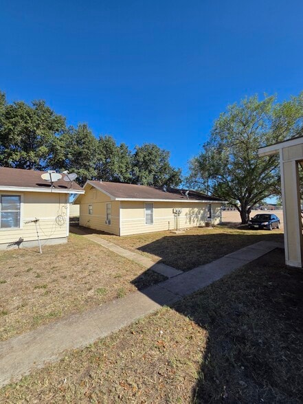 657 W 4th St, Yorktown, TX à vendre - Photo du bâtiment - Image 3 de 25