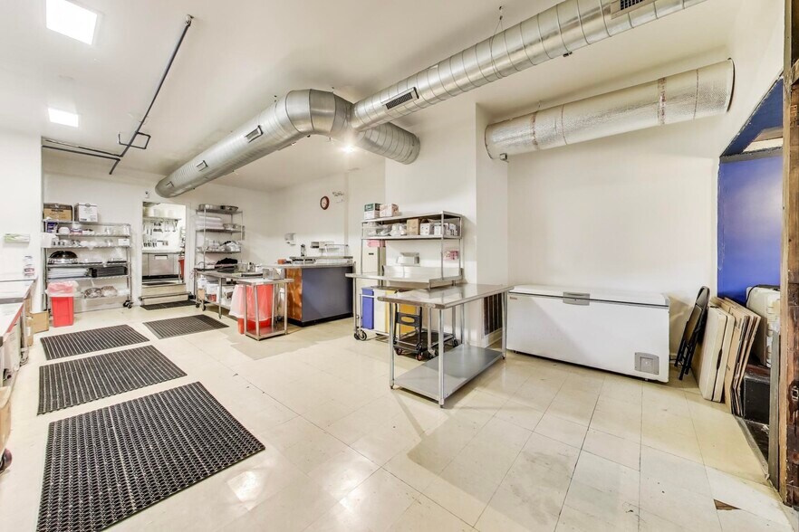 2889 N Milwaukee Ave, Chicago, IL à vendre - Photo intérieure - Image 2 de 14