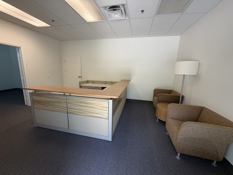 575 NW Mercantile Pl, Port Saint Lucie, FL à louer - Photo du bâtiment - Image 3 de 9