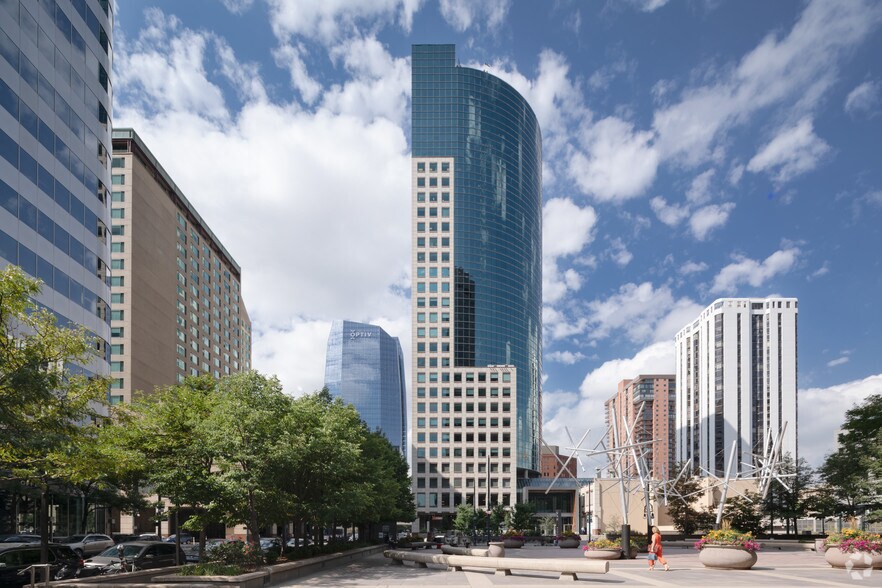 1200 17th St, Denver, CO à louer - Photo du bâtiment - Image 3 de 39