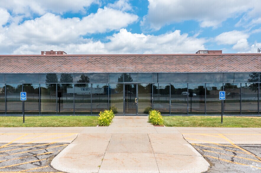 4102 114th St, Urbandale, IA à louer - Photo du bâtiment - Image 3 de 7