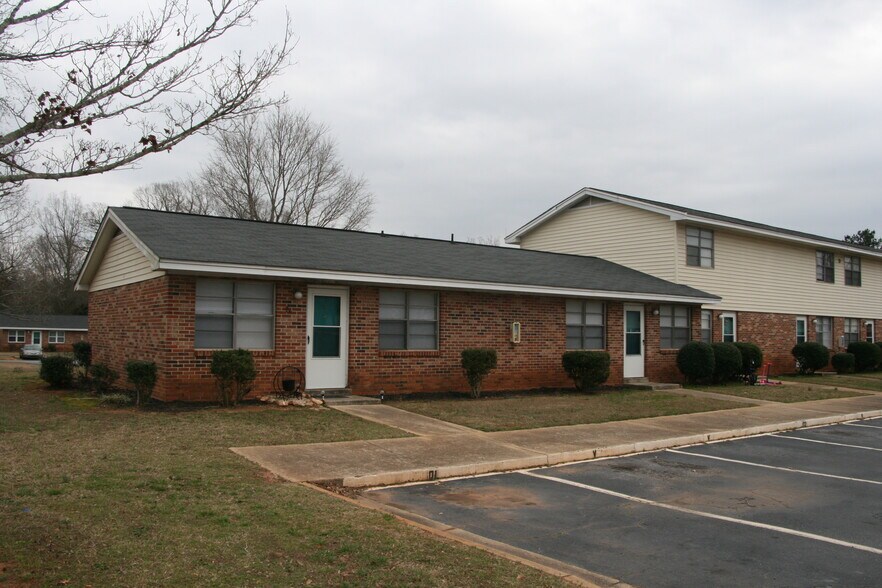 112 Calhoun Rd, Belton, SC à vendre - Photo du bâtiment - Image 3 de 4