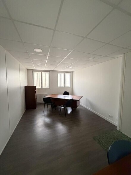 Industrial in Lucé for lease - Interior Photo - Image 3 of 17