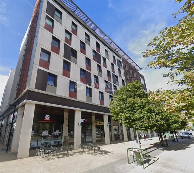 Retail in Nîmes for lease - Building Photo - Image 1 of 5