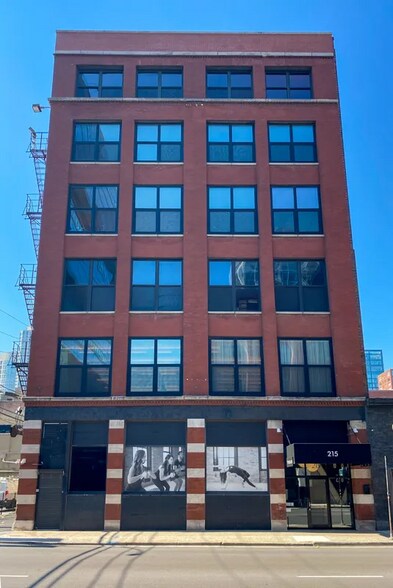 215 W Ontario St, Chicago, IL à louer - Photo du bâtiment - Image 3 de 21