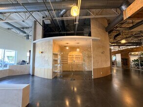 3303-3323 Hyland Ave, Costa Mesa, CA à louer Hall d’entrée- Image 1 de 14