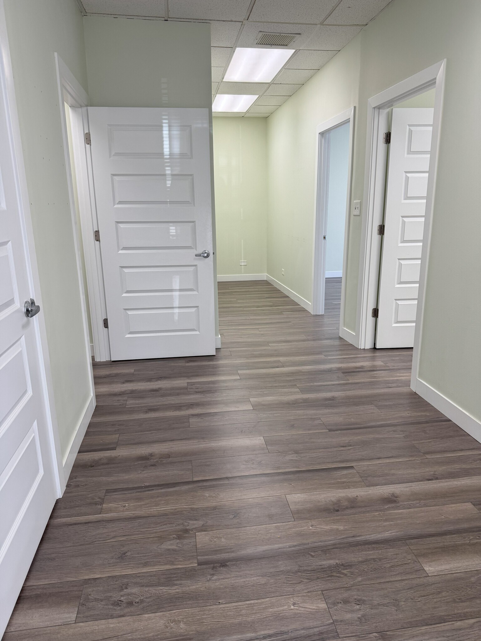 939 N Plum Grove Rd, Schaumburg, IL for lease Interior Photo- Image 1 of 8