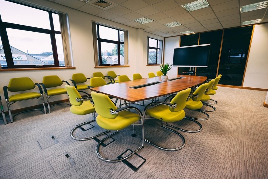 Riverside Dr, Cleckheaton for lease - Interior Photo - Image 2 of 14