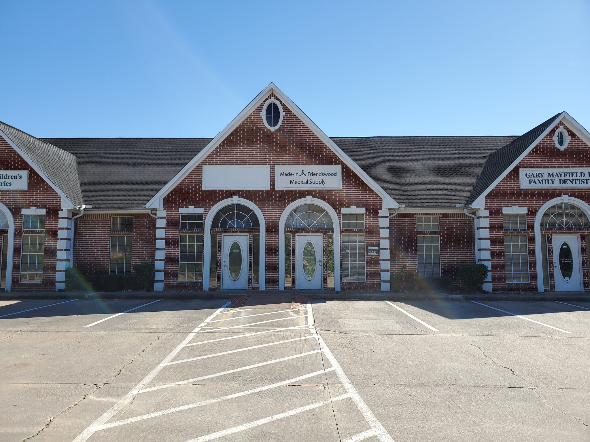 405 E Parkwood Ave, Friendswood, TX à louer Photo du b timent- Image 1 de 11