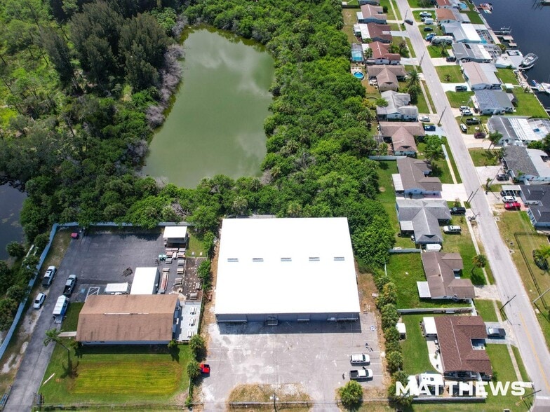 6740 Tower Dr, Hudson, FL à vendre - Photo du bâtiment - Image 2 de 3