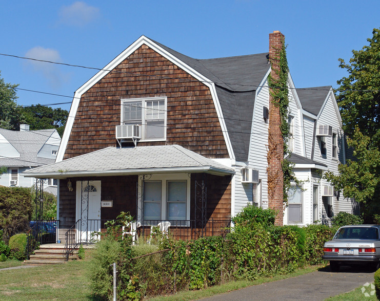 165 N Ocean Ave, Patchogue, NY for sale - Primary Photo - Image 1 of 25