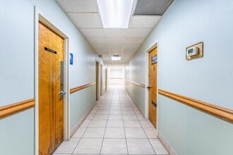 7480 Fairway Dr, Miami Lakes, FL à louer Photo du bâtiment- Image 2 de 12