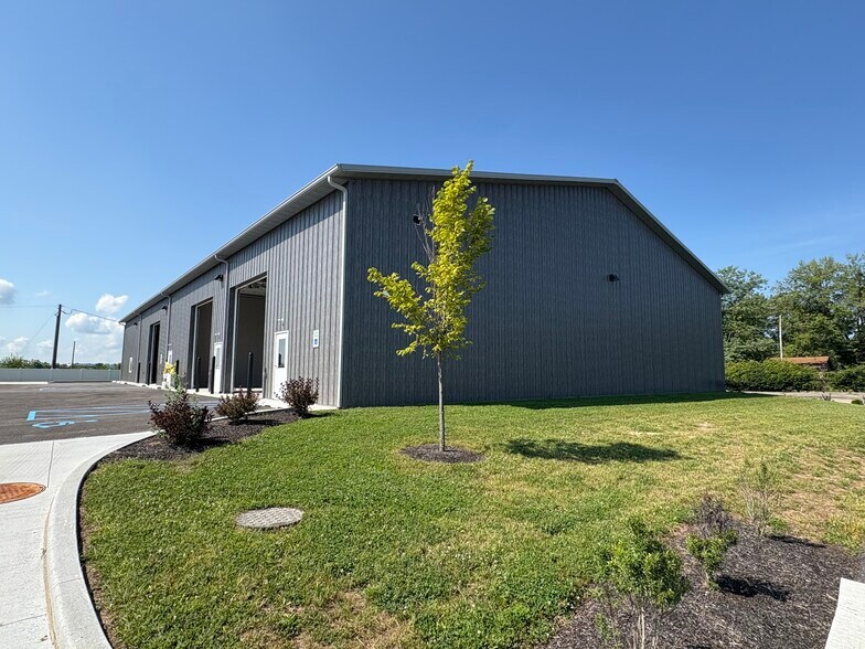 3914 Indianapolis Rd, Columbus, IN à louer - Photo du bâtiment - Image 2 de 3