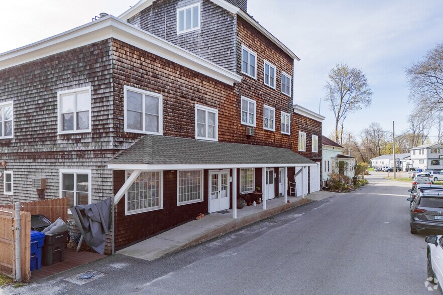 32 Cole St, Warren, RI à louer - Photo du bâtiment - Image 3 de 6