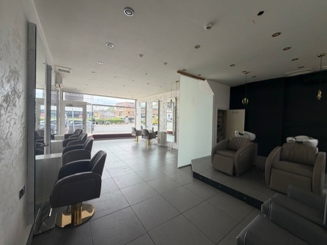 981 High Rd, London for lease - Interior Photo - Image 3 of 4